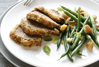 Stilton crusted beef roast with green beans and mint